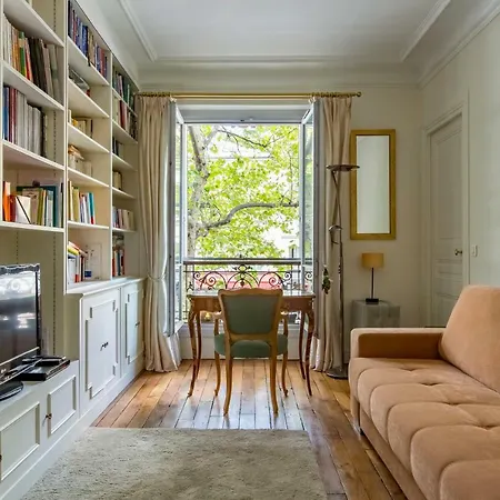 Veeve - An Antique Abode In Montparnasse Apartment *