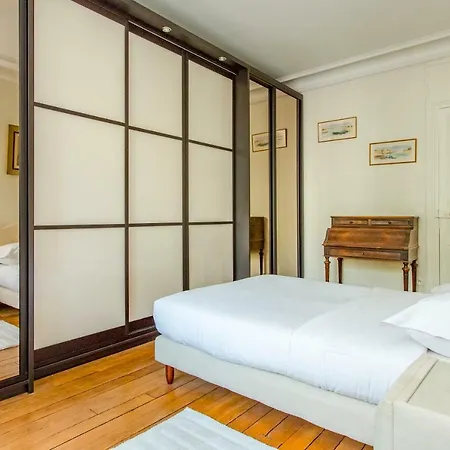 Apartment Veeve - An Antique Abode In Montparnasse Paris