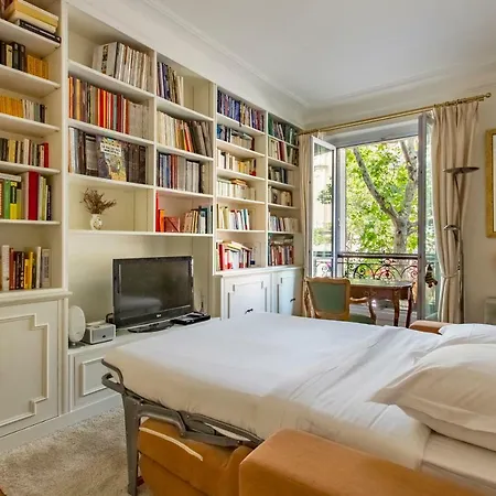 Veeve - An Antique Abode In Montparnasse Apartment *