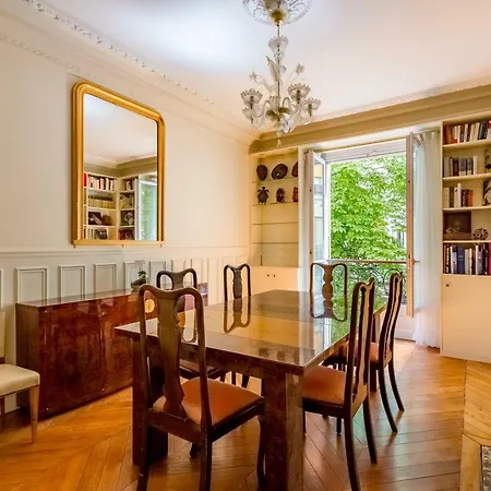 Veeve - An Antique Abode In Montparnasse Paris